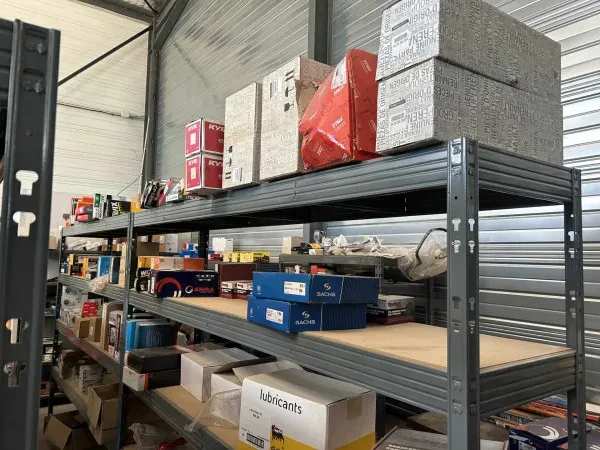 pièces détachées auto sur une étagère
